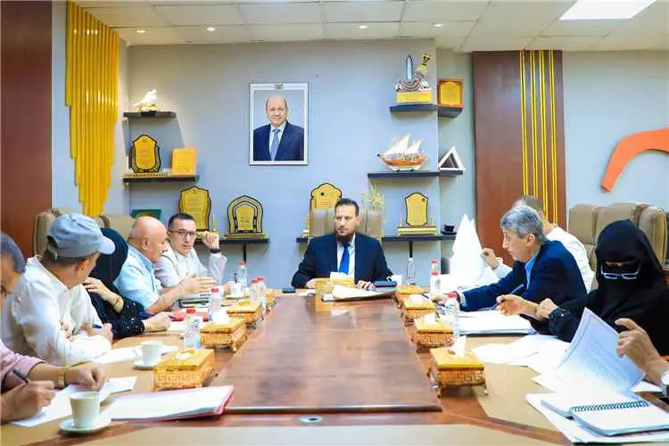 محافظ العاصمة عدن يترأس اجتماعًا لمناقشة أوضاع الم...