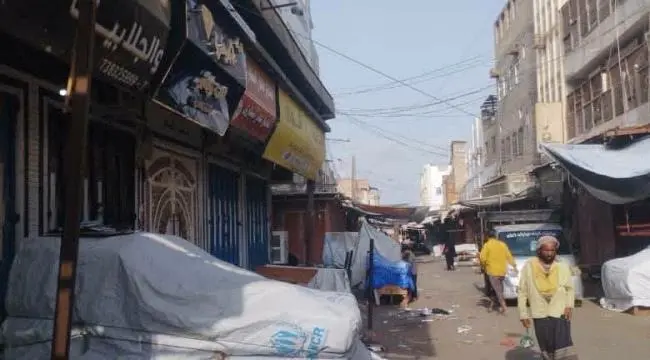 تجار وصيارفة خنفر يواصلون تنفيذ العصيان المدني للي...
