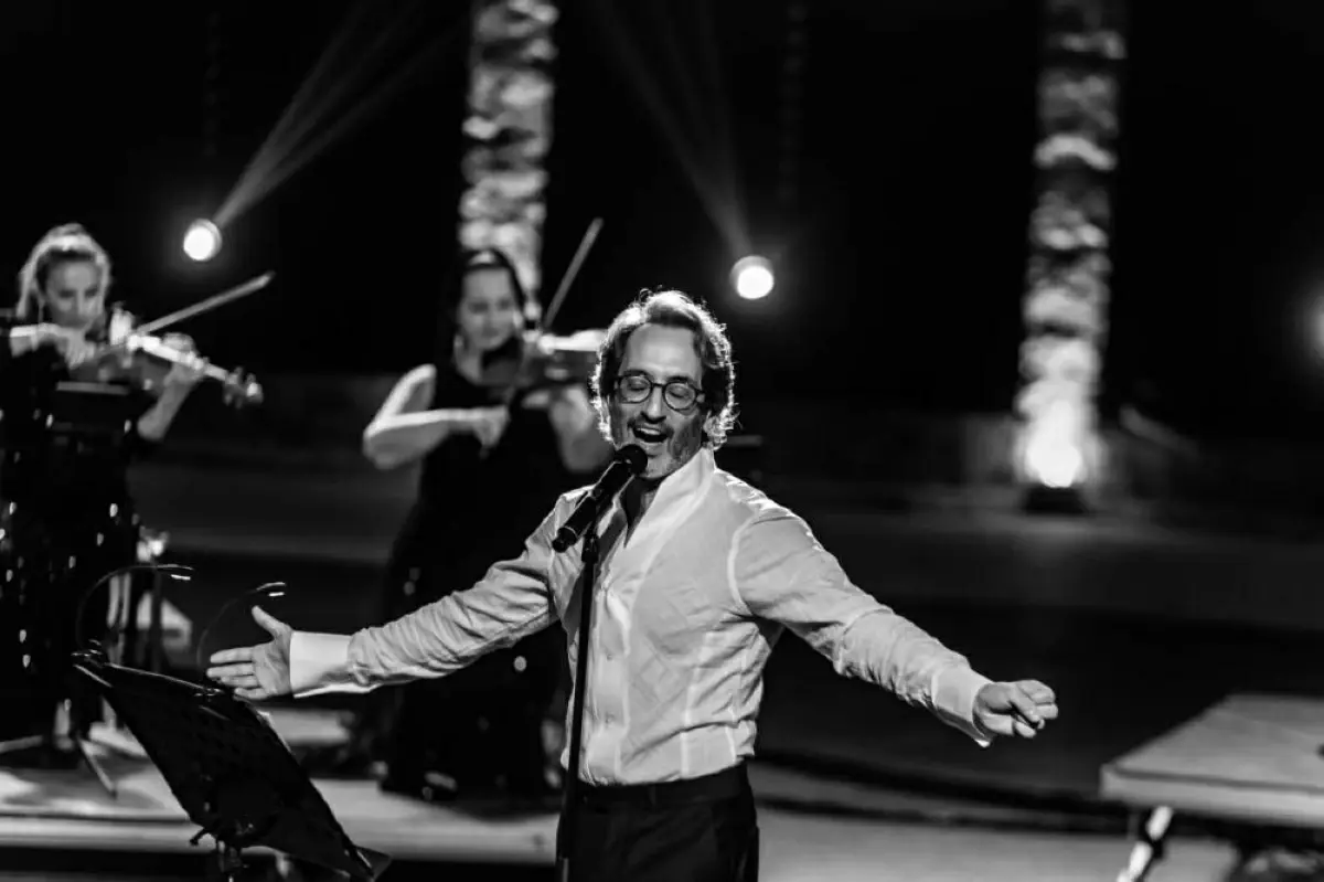 غسان يَمِّين يروي سيرة شارل أزنافور بالأغاني في مه...