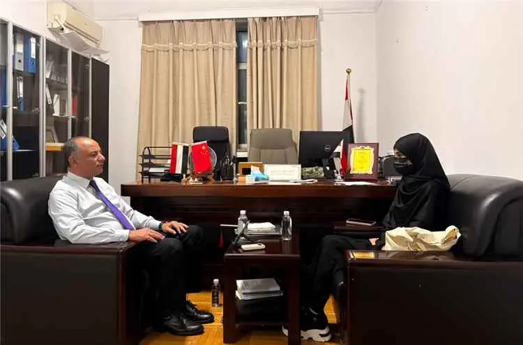المستشار الثقافي اليمني في بكين يشيد بمشاركة طالبة...