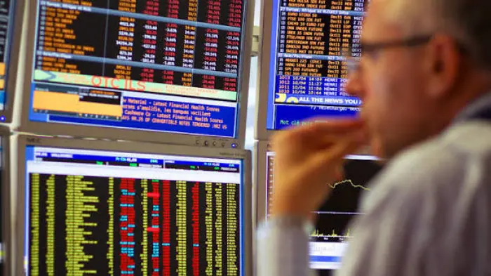الدولار يتجه لتسجيل أكبر مكاسب يومية في أسبوعين