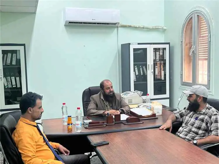 رئيس هيئة مستشفى الرازي بأبين يلتقي مدير برنامج مك...