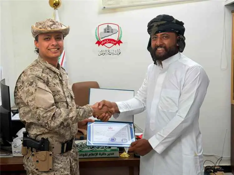 مدير دائرة الإعلام لقوات درع الوطن يكرم الإعلامي ع...