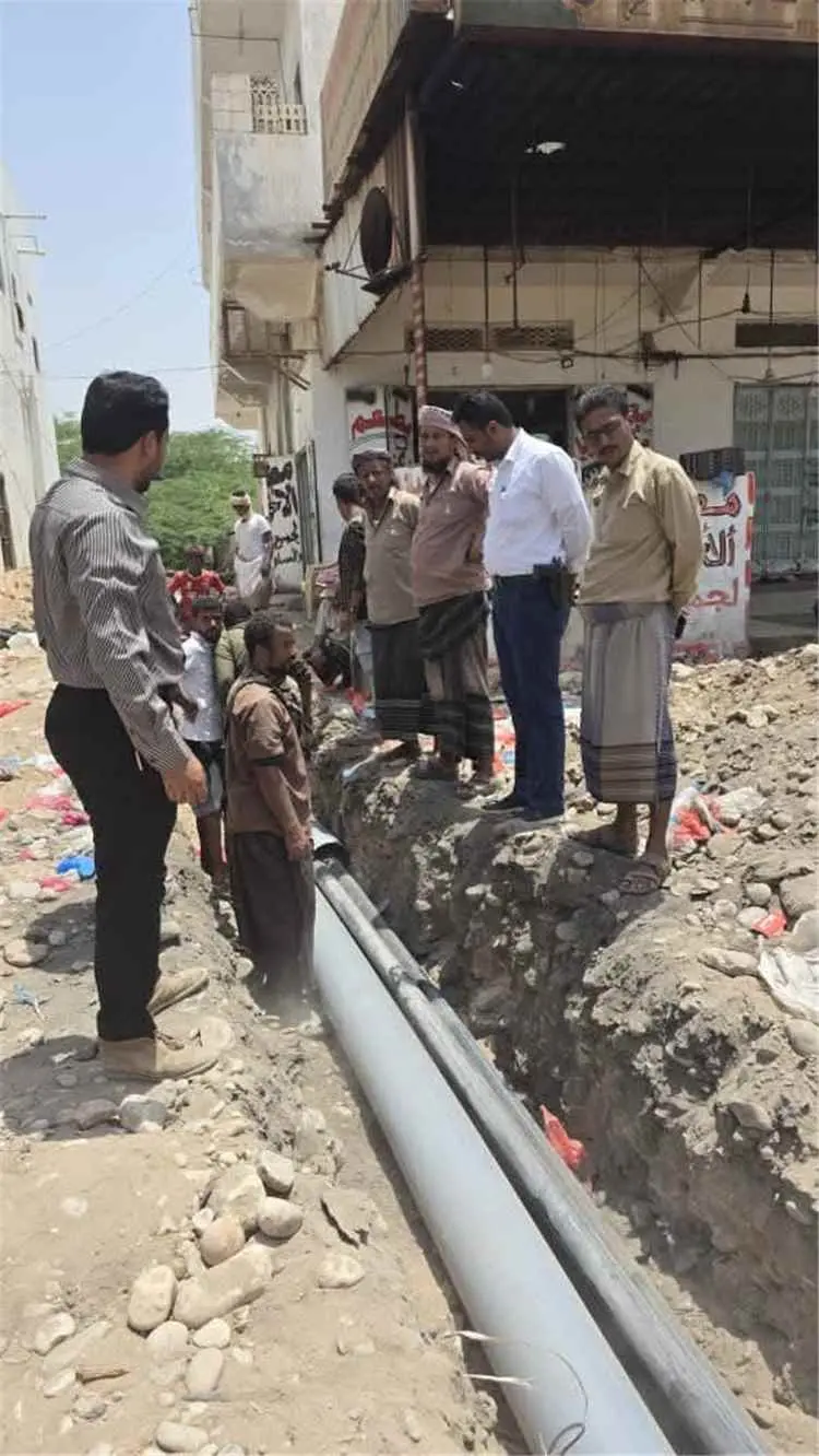 تواصل الأعمال في مشروع توسعة وتأهيل الشارع الرئيسي بمدينة عزان بمديرية ميفعة