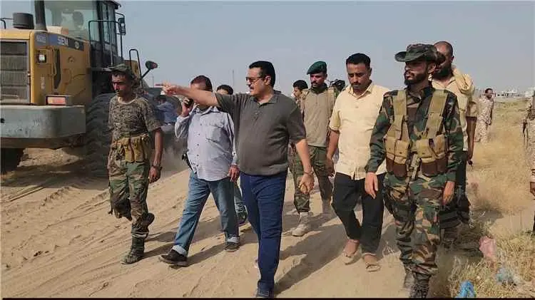 مدير عام البريقة يشدد على إزالة المخلفات من مجرى ا...