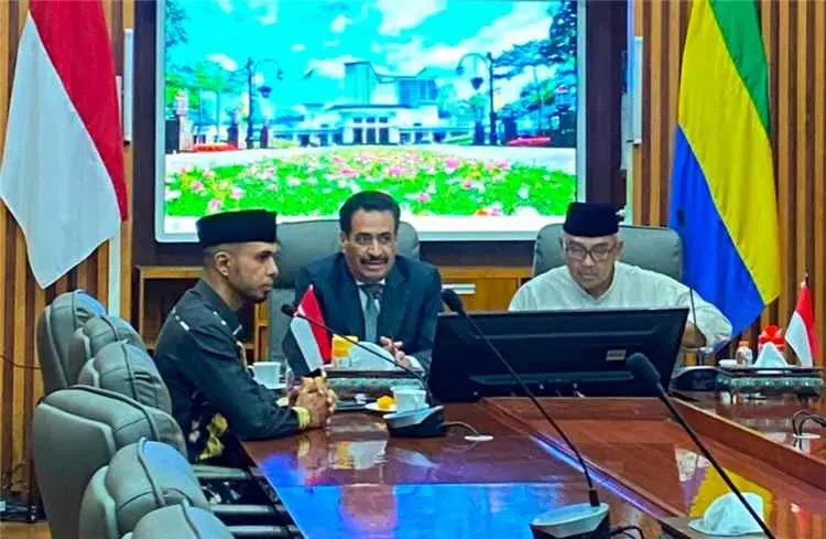 السفير بلفقيه يبحث مع عمدة باندونغ الاندونيسية تعز...