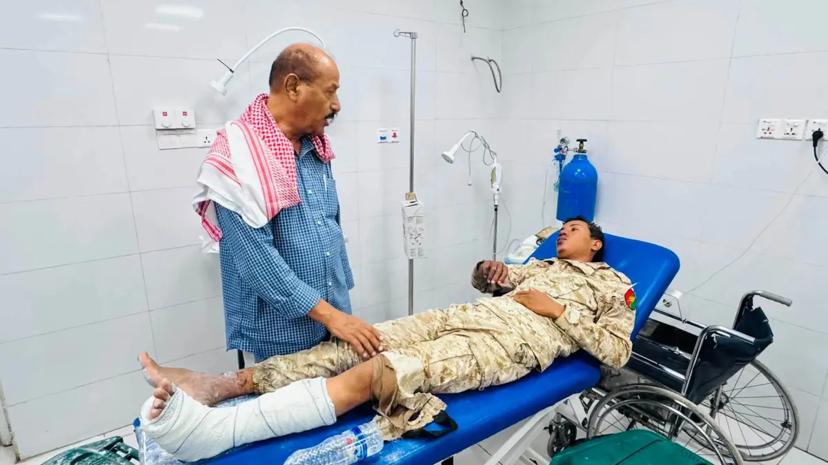 وكيل حضرموت بارباع يتفقد جرحى استهداف العبر في هيئ...