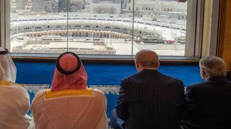أردوغان يؤدي صلاة الجمعة في مكة المكرمة مع ولي الع...