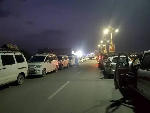 أزمة بترول وازدحام كبير أمام المحطات في مارب واضطر...