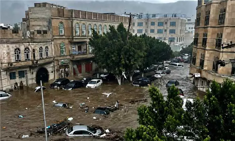 وفاة امرأتين وانقطاع طرق وغرق مركبات إثر سيول تضرب صنعاء