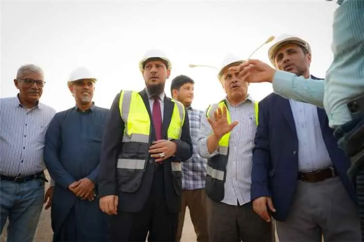 محافظ عدن يدشن أعمال تأهيل وسفلتة طريق تقاطع البريقة – بئر أحمد – الحرم الجامعي