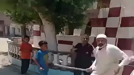 فيديو يرصد واقعة صادمة على باب مسجد في مصر.. وتحرك...