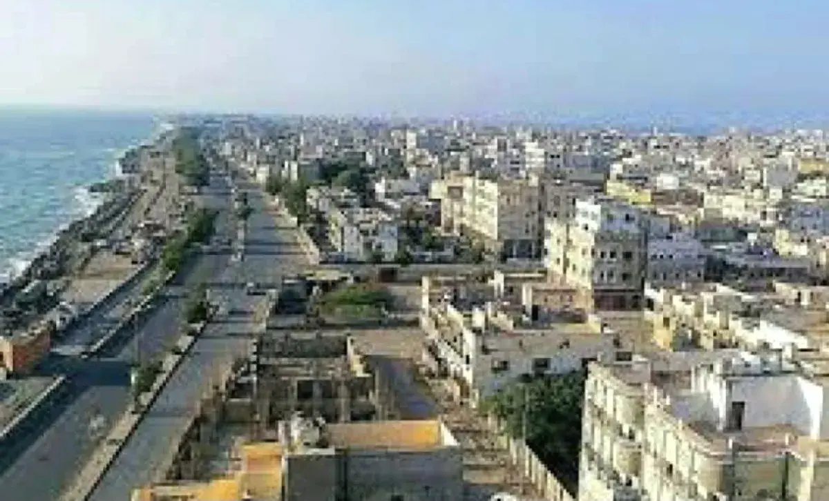 الحوثيون يجبرون أسرًا على النزوح ويحولون منازلهم ل...