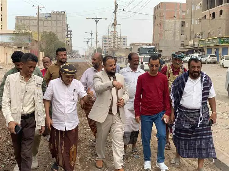 بعد سنوات من التعثر.. اليزيدي يدشن مشروع سفلتة طري...