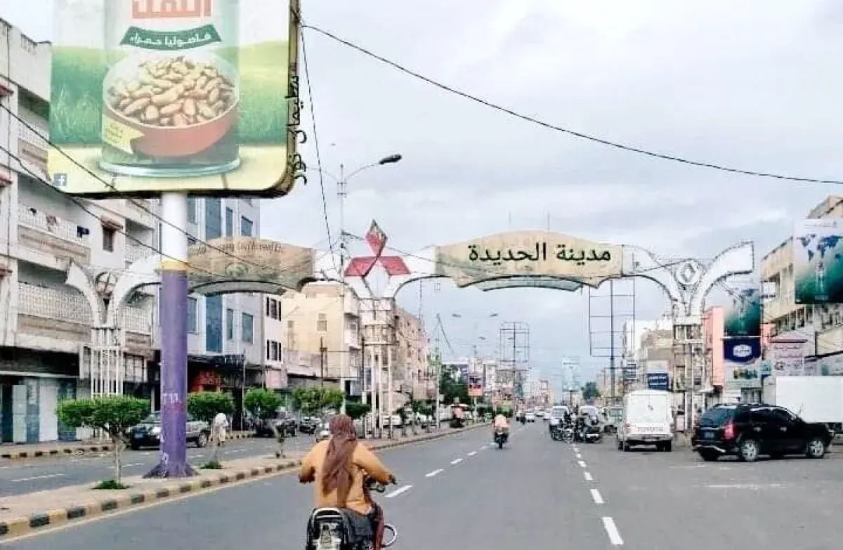 الحوثي ينقل عددًا من القتلى والجرحى إلى المستشفى ا...