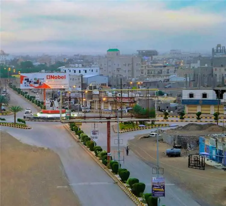 السلطة المحلية بمأرب تسلم فرع مؤسسة المياه شاحنة ر...