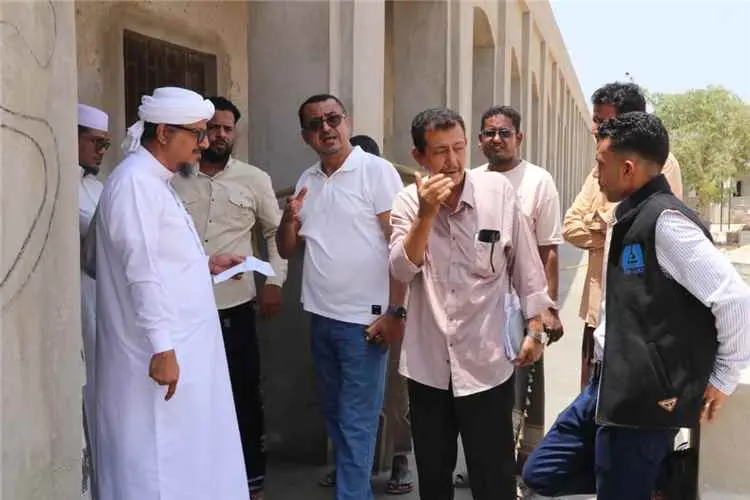 عميد كلية المجتمع بالشحر يستقبل وفداً من وزارة الت...