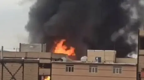 اندلاع حريق في مجمع نصير آباد الصناعي في طهران (في...