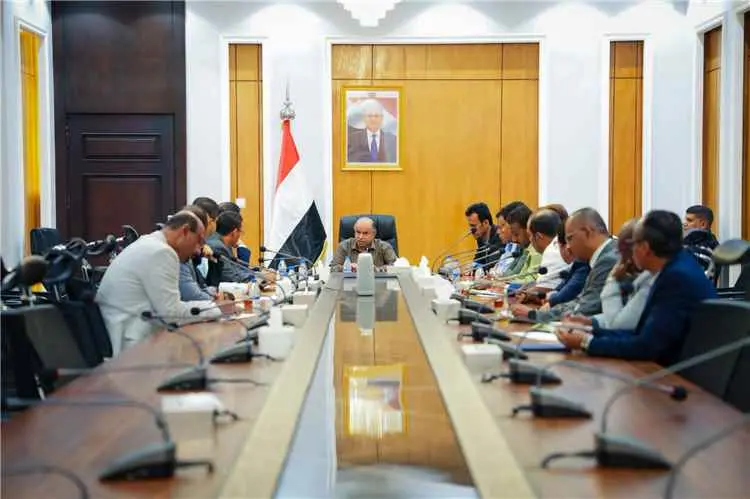 عضو مجلس القيادة الرئاسي محافظ حضرموت يترأس اجتماع...