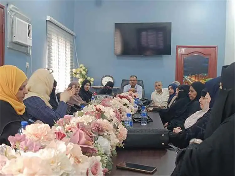 مدير عام المعلا يلتقي مدراء المدارس لمتابعة الجاهز...