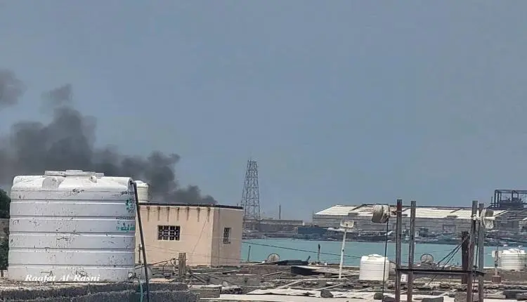 بنحو 20 صاروخ.. قصف حوثي يستهدف ميناء المخا