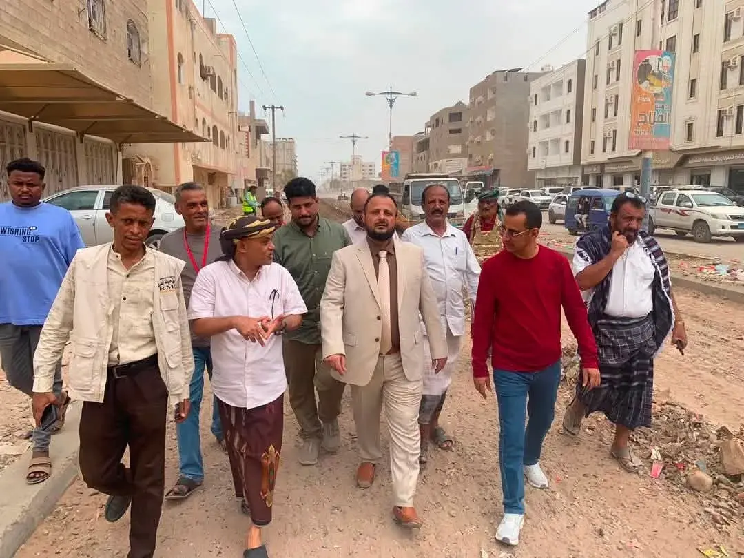 بعد سنوات من التعثر.. اليزيدي يدشن مشروع سفلتة طري...
