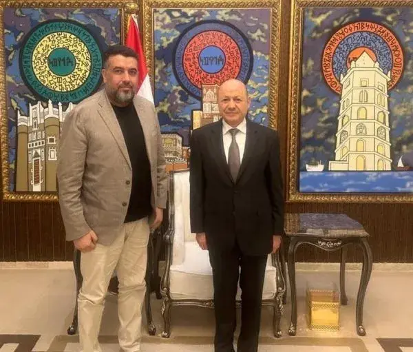 اعلامي عربي شهير ينشر صورة له مع الرئيس الدكتور رش...