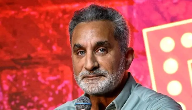 باسم يوسف يسخر من عمرو دياب: عيش سنك وكفاية تنطيط...