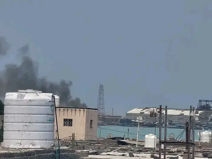 أكثر من 40 قتيل وجريح في القصف الحوثي على المخا ومحافظ الحديدة ينجو من محاولة اغتيال بصاروخ باليستي