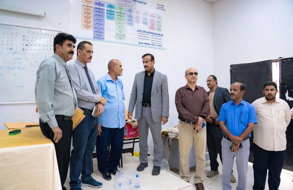 المحافظ، وباسردة يدشّنان امتحانات القبول بكليتي الإدارة والحاسوب بجامعة شبوة.