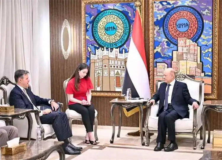 رئيس مجلس القيادة: استهداف ميناء المخا يكشف حرب ال...
