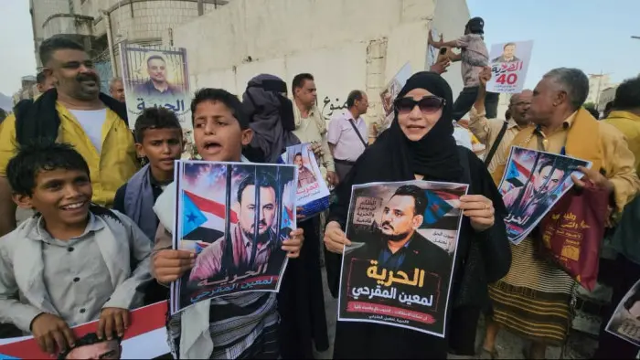وقفة احتجاجية أمام سجن المنصورة تطالب بإطلاق سراح المقرحي