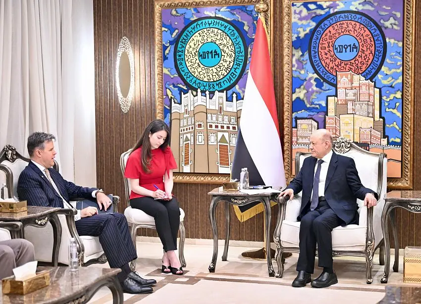 العليمي مخاطباً الإدارة الأمريكية: لا أمن مستدام بالمنطقة مع استمرار امتلاك الجماعات المسلحة لقرار الحرب والصواريخ