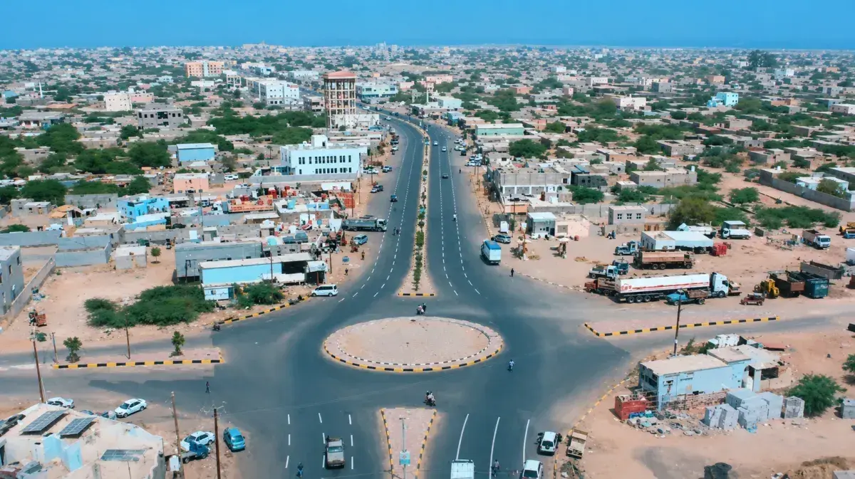تصعيد حوثي واسع يستهدف قيادات ومواقع عسكرية ومدنية في الساحل الغربي ومأرب وإب