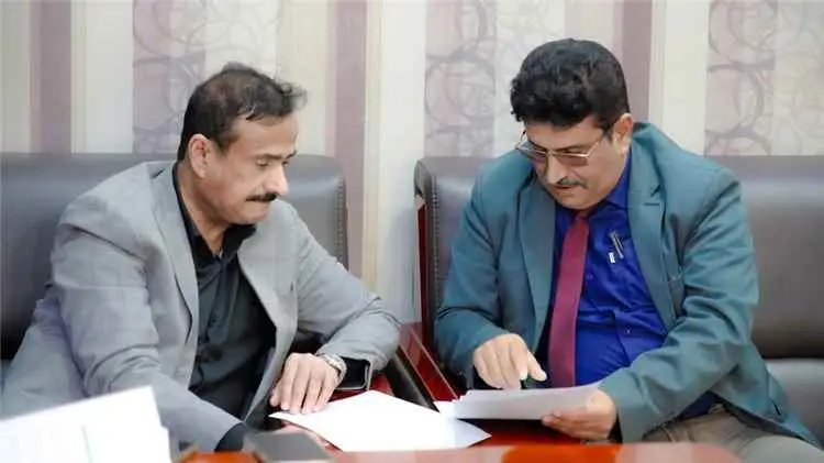 المحافظ بن الوزير يطلع على أوضاع مديرية الروضة ويوجه باستكمال كهرباء سلمون ومعالجة عدد من الاحتياجات الخدمية