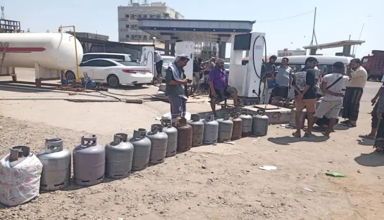 الغاز في قبضة مأرب.. أزمة خانقة ورفض الاستيراد من الخارج يضاعف المعاناة