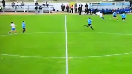 أوروغواي.. مدافع يبعد الكرة بتسديدة قوية فتسبب حاد...