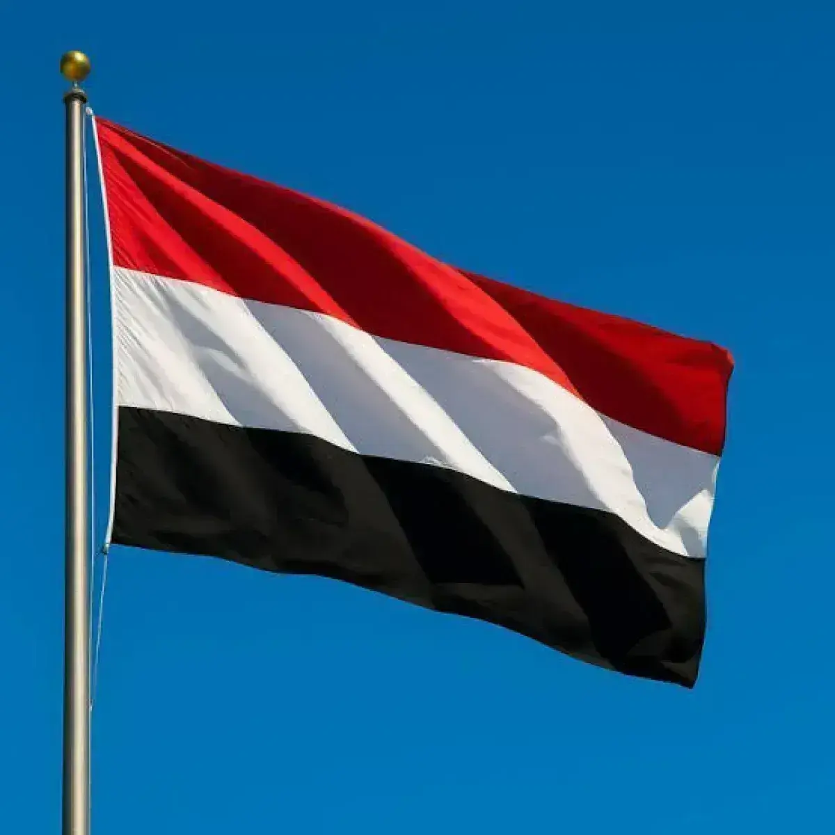 الحكومة: استهداف ميناء المخا يمثل حربًا على الدولة والمجتمع والاقتصاد الوطني