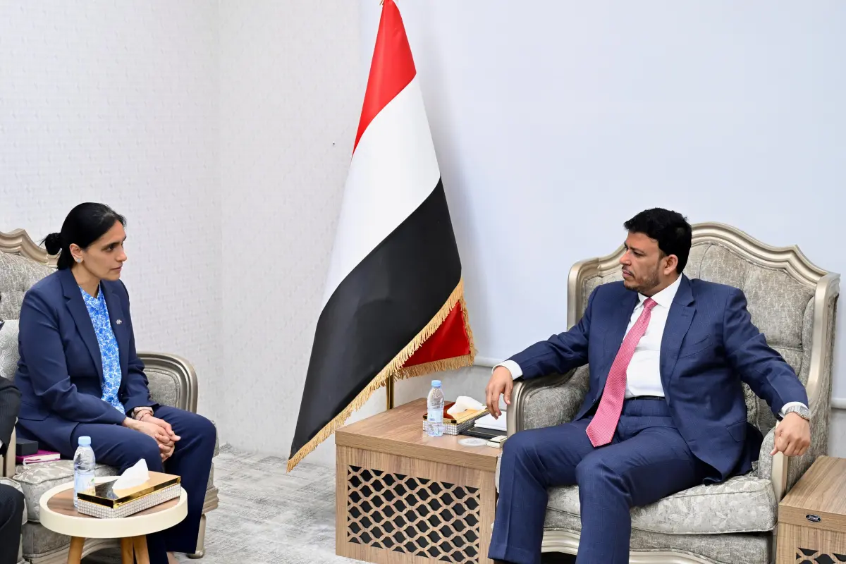 عضو مجلس القيادة الدكتور عبدالله العليمي يبحث مع ا...