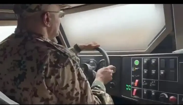 بالفيديو.. طارق صالح يفاجئ الحوثيين على متن مدرعة...