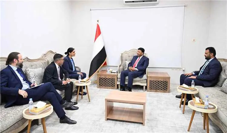 عضو مجلس القيادة الدكتور عبدالله العليمي يبحث مع ا...