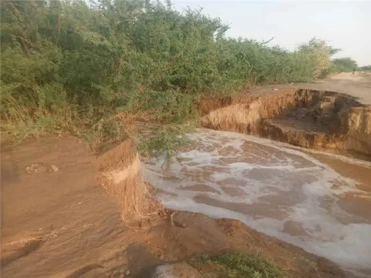 سيول أحور تتسبب بأضرار في قناة الري والأراضي الزرا...