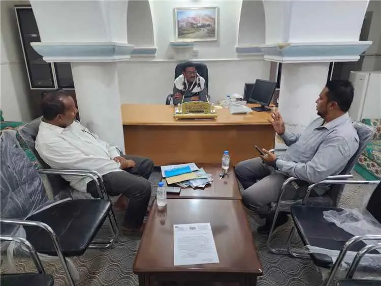 مدير عام تريم يناقش مع فريق مكتب الصحة بالمديرية إ...