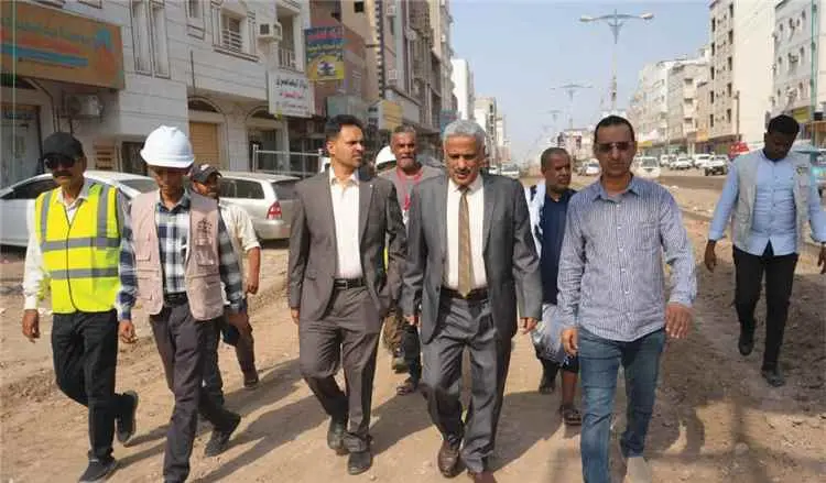 رئيس صندوق صيانة الطرق يتفقد سير العمل في مشروع خط...