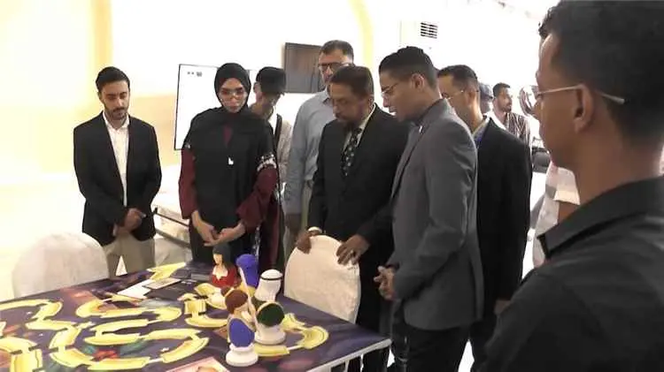 نائب وزير الثقافة يفتتح معرض "أبعد من الحرب بقليل"...