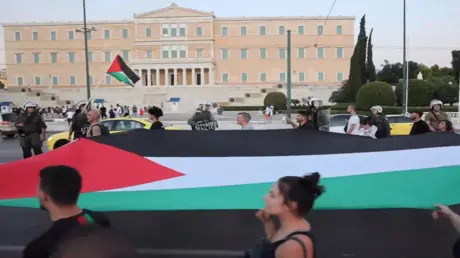 متظاهرون يواجهون سياحا إسرائيليين في أثينا خلال مظ...