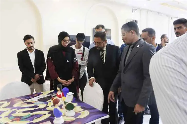 نائب وزير الثقافة يدشن في عدن معرض "أبعد من الحرب بقليل!" ويشيد بدور الشباب في بناء السلام