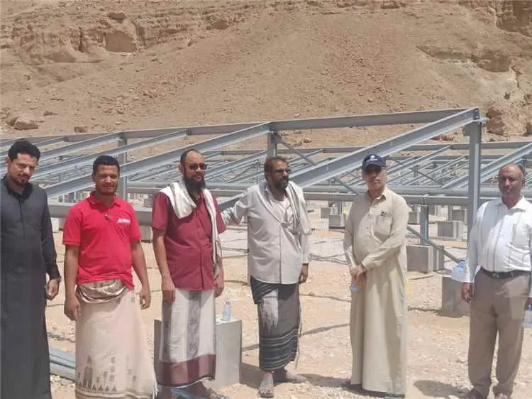 العيدروس يتفقد مشروع الطاقة الشمسية بحقل موشح بشبام