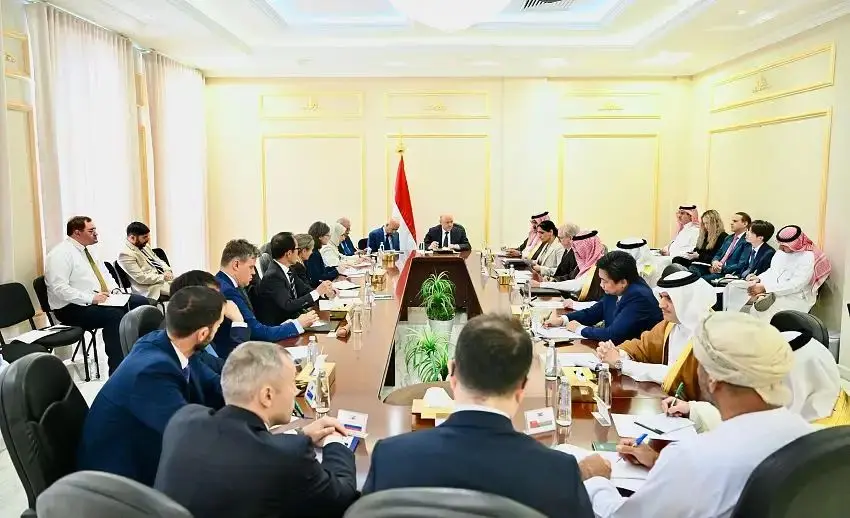 رئيس مجلس القيادة يحشد دعمًا واسعًا لضرب الحوثيين ويؤكد أن ''مرحلة الإعتداء بلا كلفة انتهت''