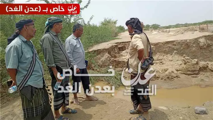 مدير عام مكتب الزراعة والري بأبين يتفقد أضرار السي...